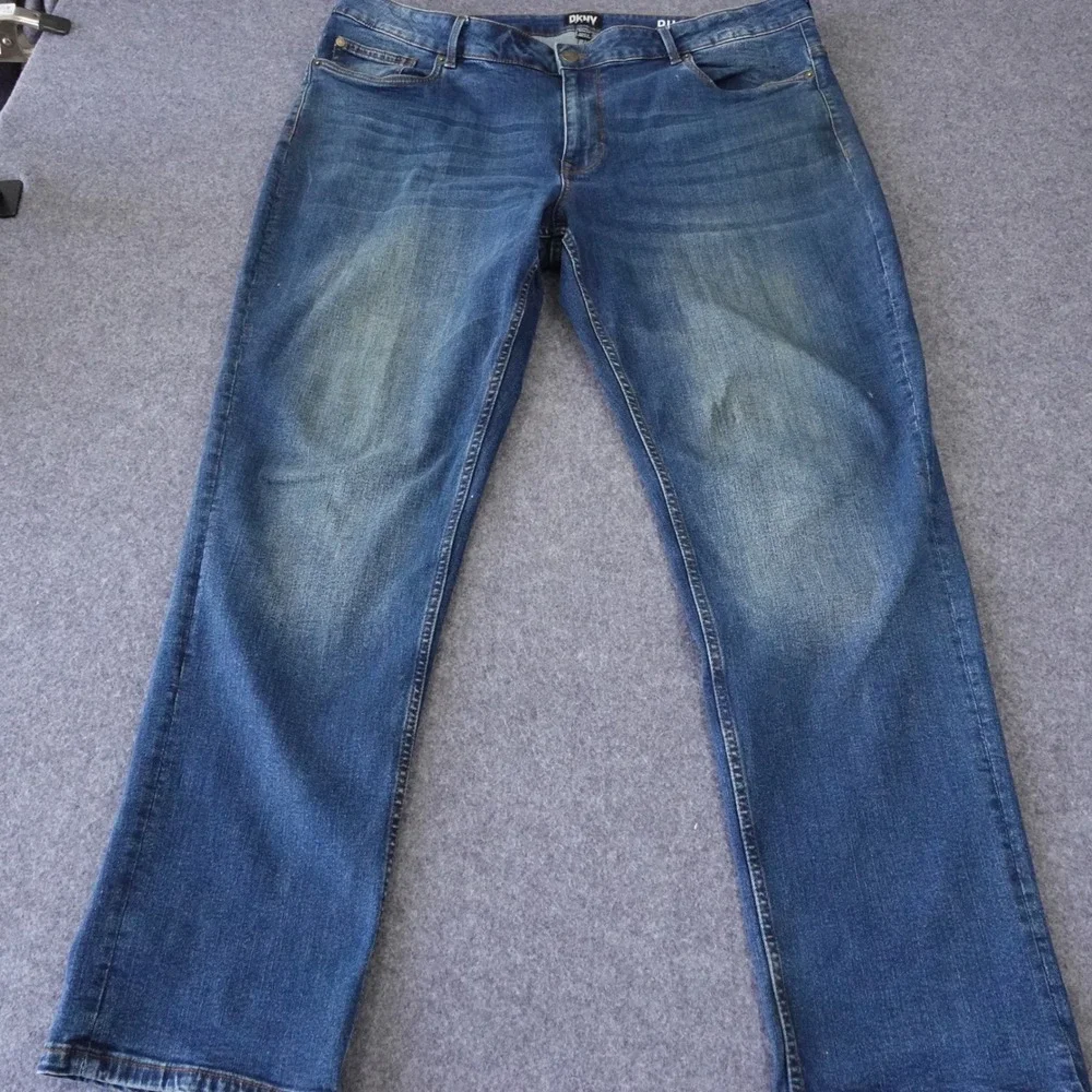 DKNY Jeans Duane Straight Fit Mens 40x32 Medium Wash Blue Stretch Denim 2057